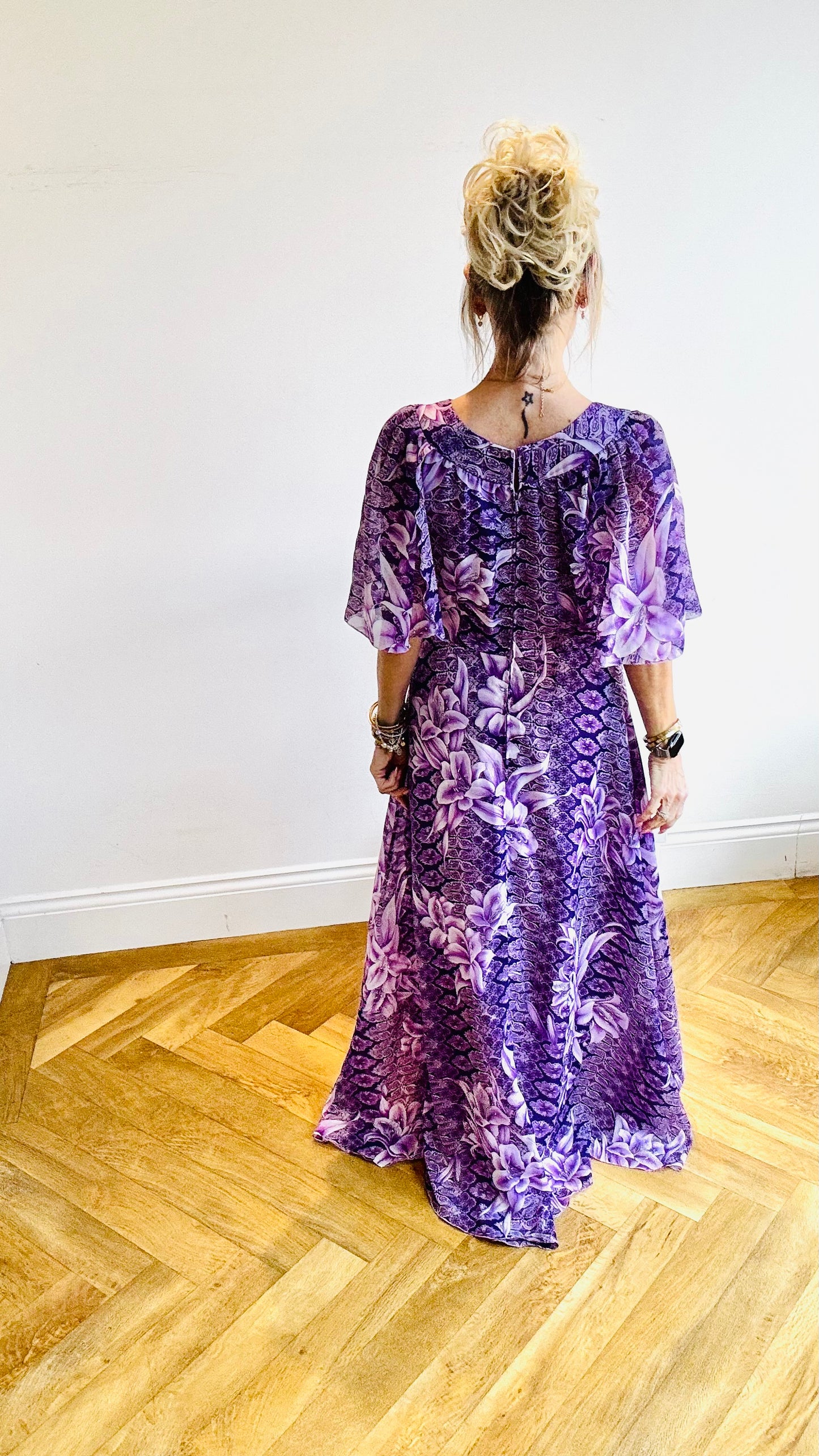 “Kleemeier Hof” Cape Sleeved Maxi Dress